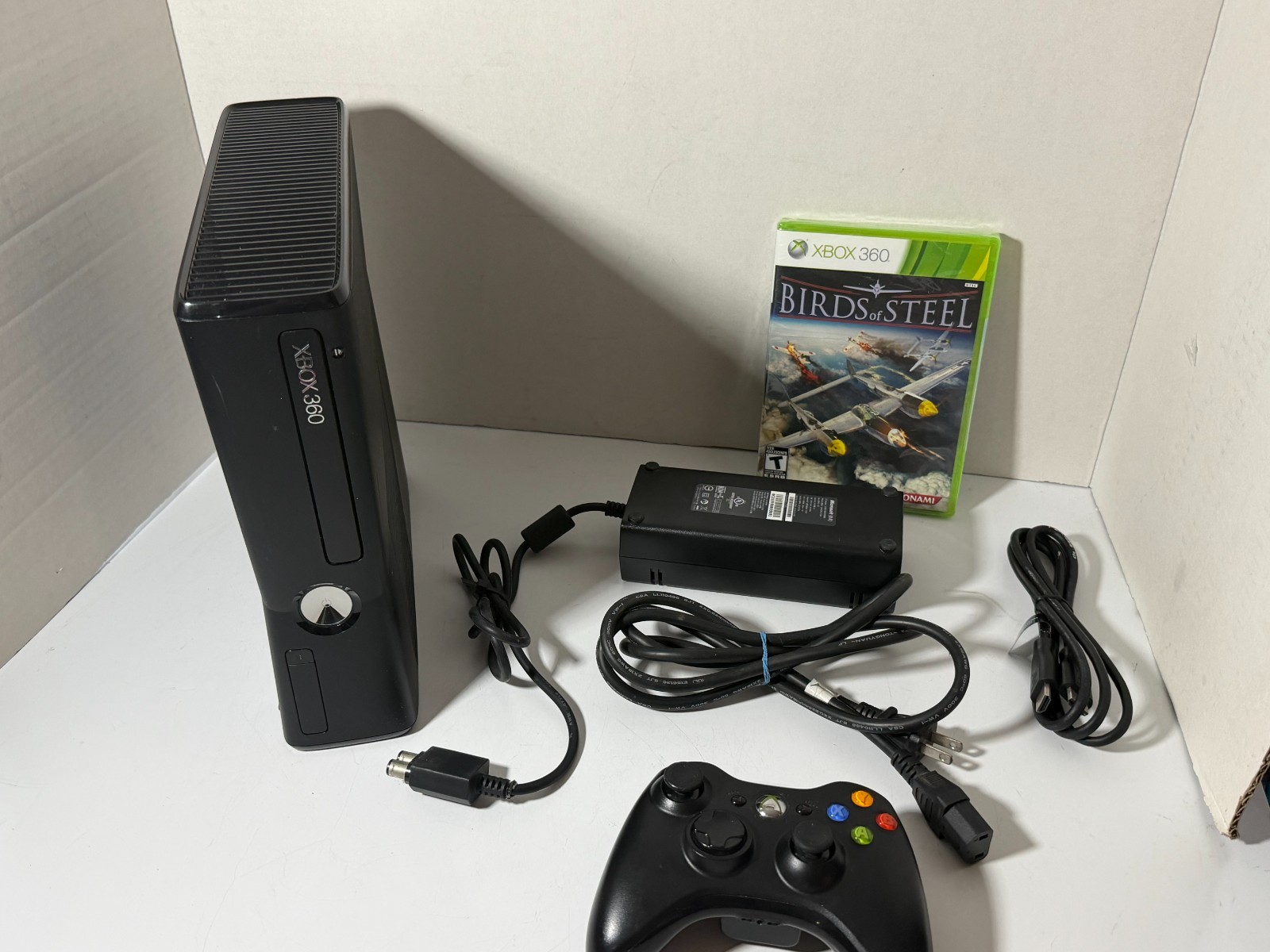 Microsoft Xbox 360 S Slim 4GB 1439 Console Bundle Controller, Cords and Game