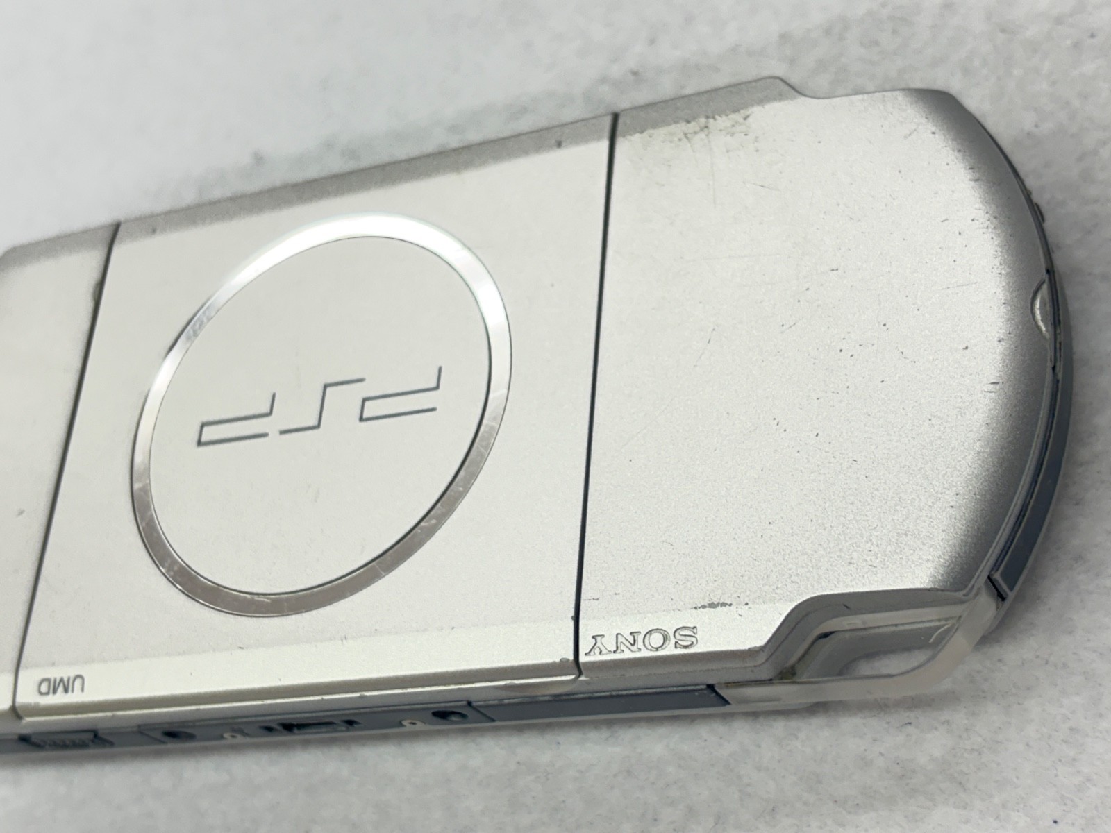 TESTED SONY PSP 3000 SILVER Console + Charger + battery + 3 game Region free 2GB