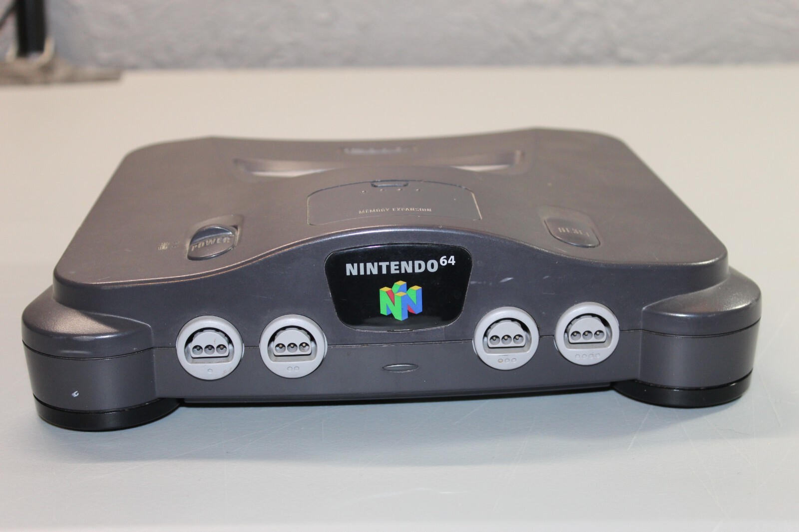 NINTENDO 64 SYSTEM CONSOLE NUS-001 (P11002567) Working. W/ one controller