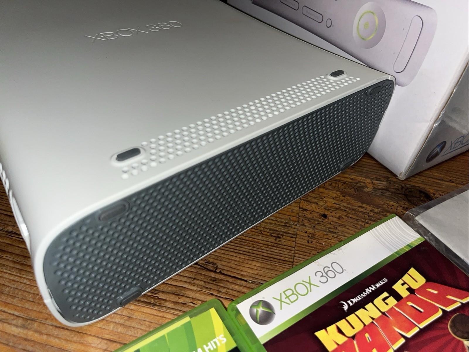 Xbox 360 White 60gb White Console bundle w/ games & Cords