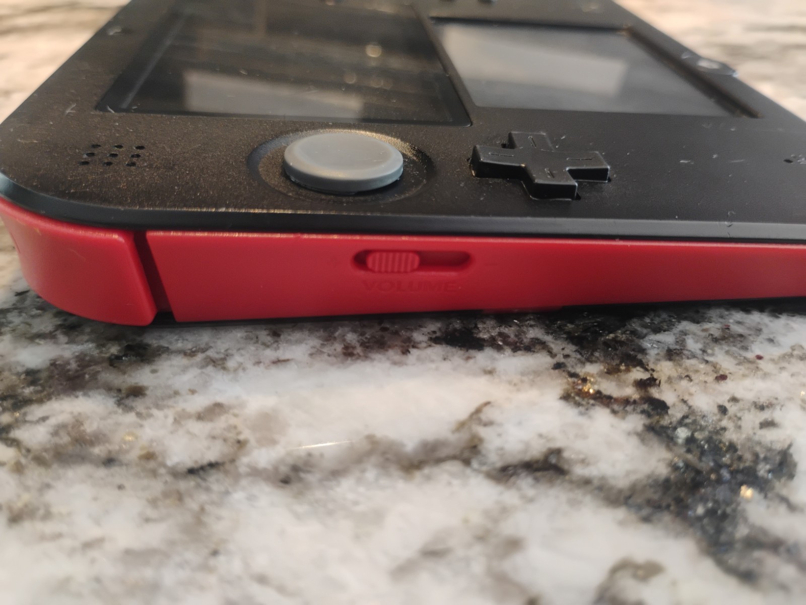 Nintendo 2DS – Tested And Working – Bad volume knob