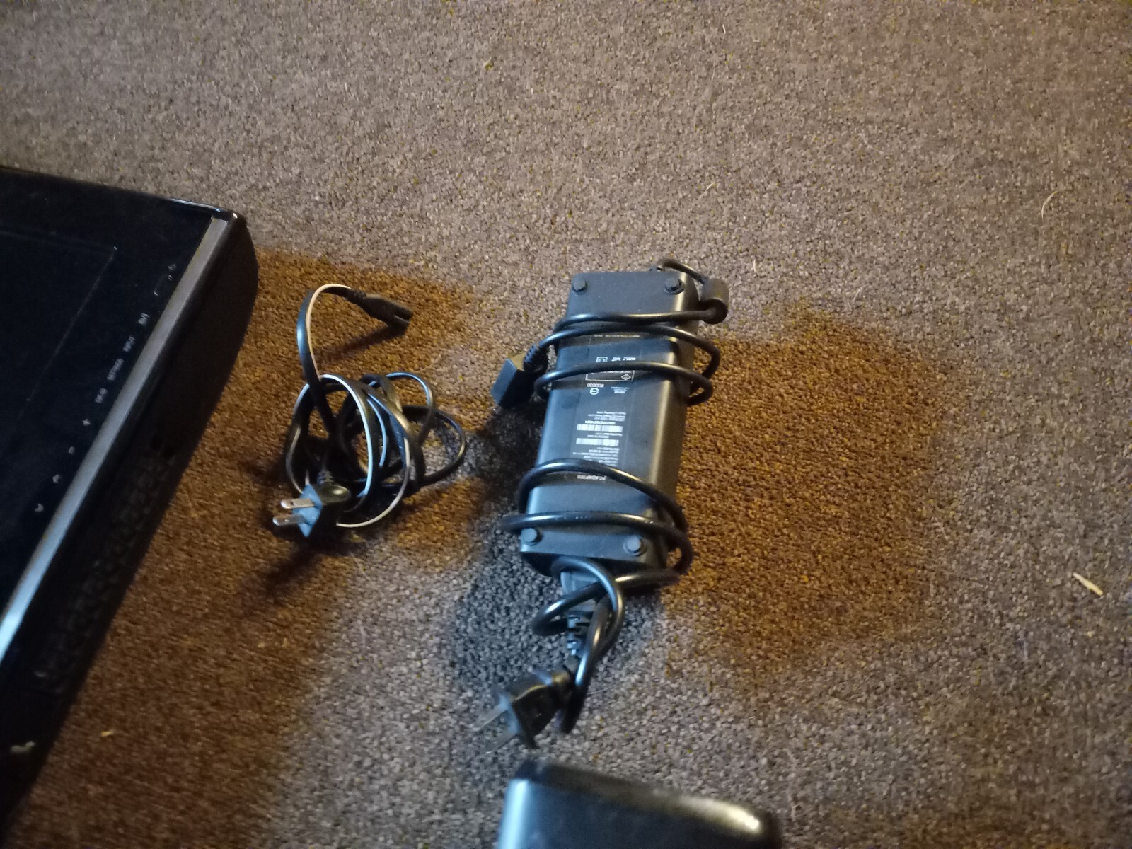 32 IN TV WITH XBOX 360 ALL CORDS AND CONTROLLERS + HDMI CORD