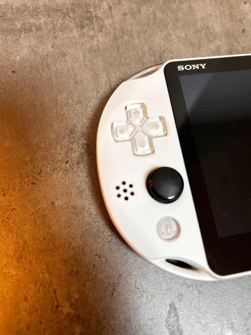 SONY PS Vita PCH-2000 Console White w/charger