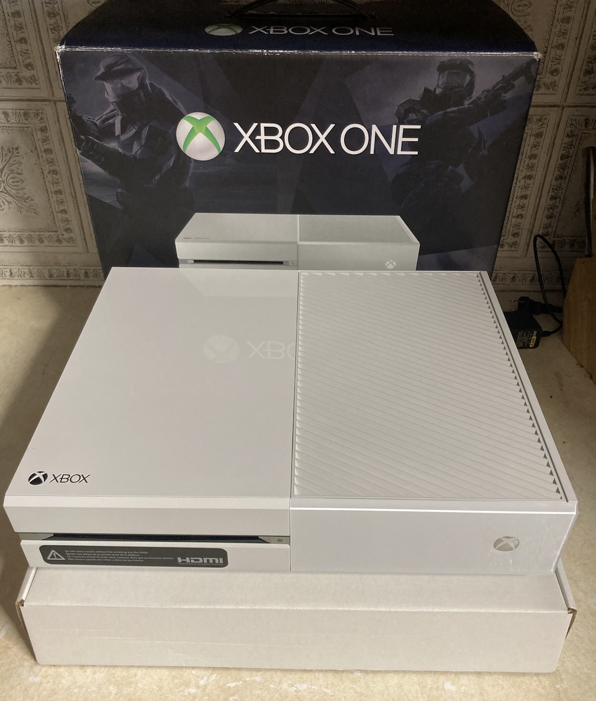 Microsoft Xbox One Special 1540 500GB White Console. Halo Boxed Edition