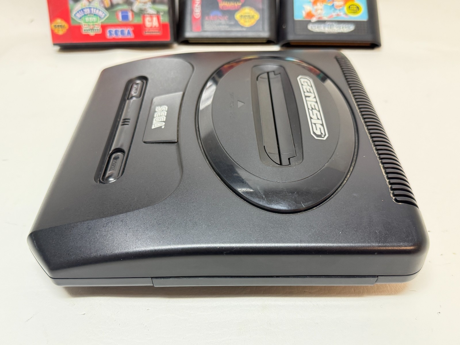 Sega Genesis Model 2 Console MK-1631 Bundle 5 Games Sonic 2 SFII – POWERS ON