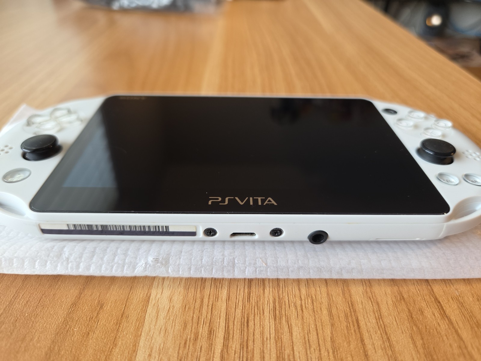 Sony PS Vita PCH-2000ZA22 1GB Handheld Console – Glacier White CIB US SELLER
