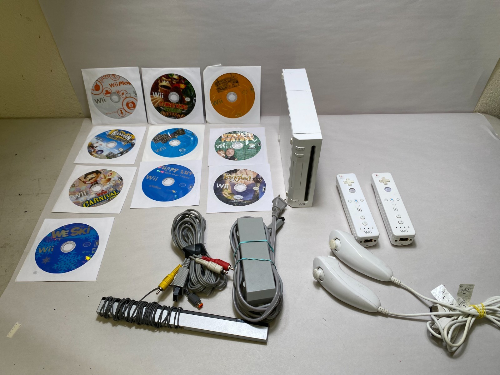 Nintendo Wii GameCube compatible model RVL-001 bundle with 10 Kids games