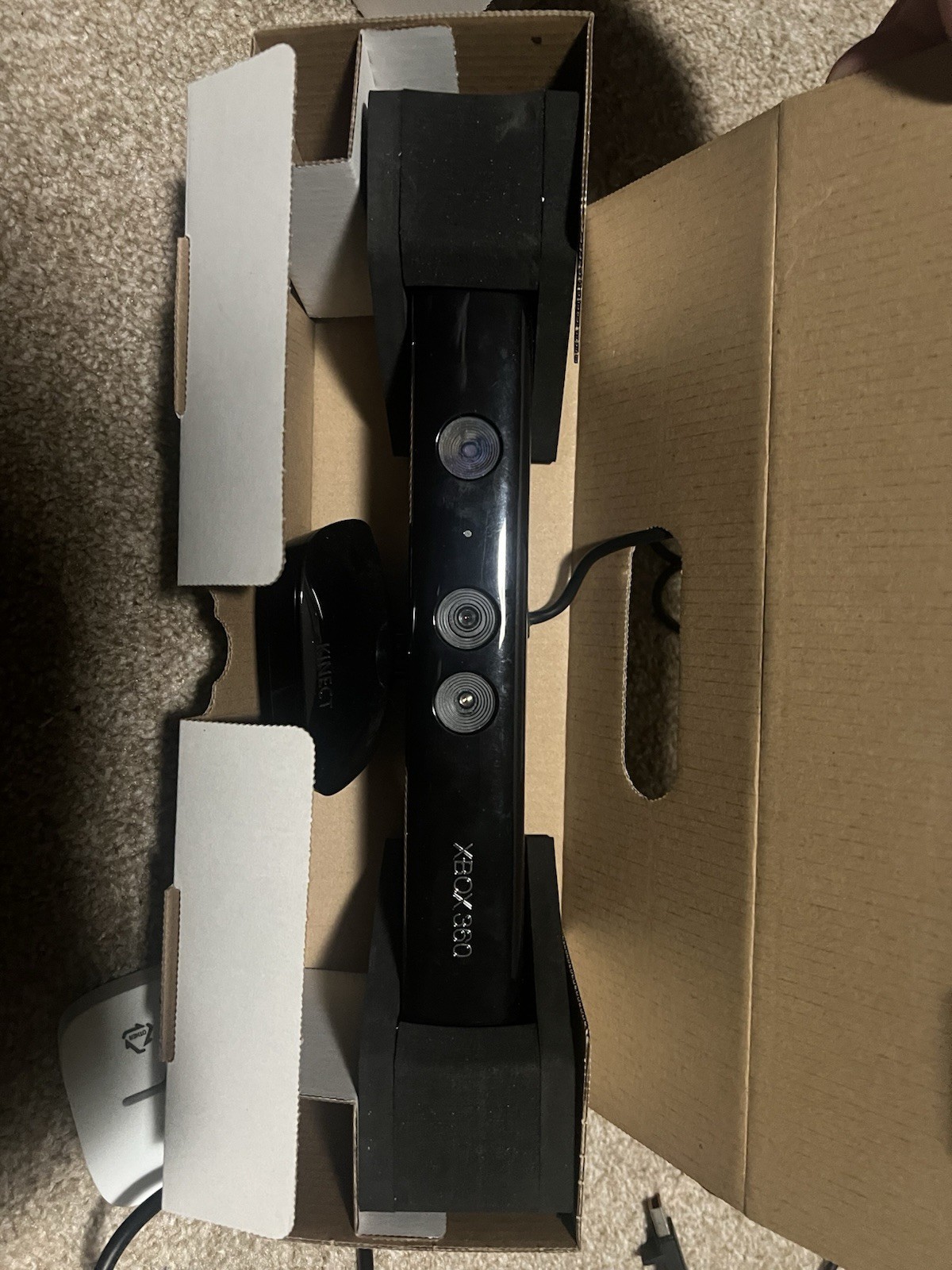 Xbox 360 4GB Console With Kinect Bundle W / Box and 8 Games Clean Tested