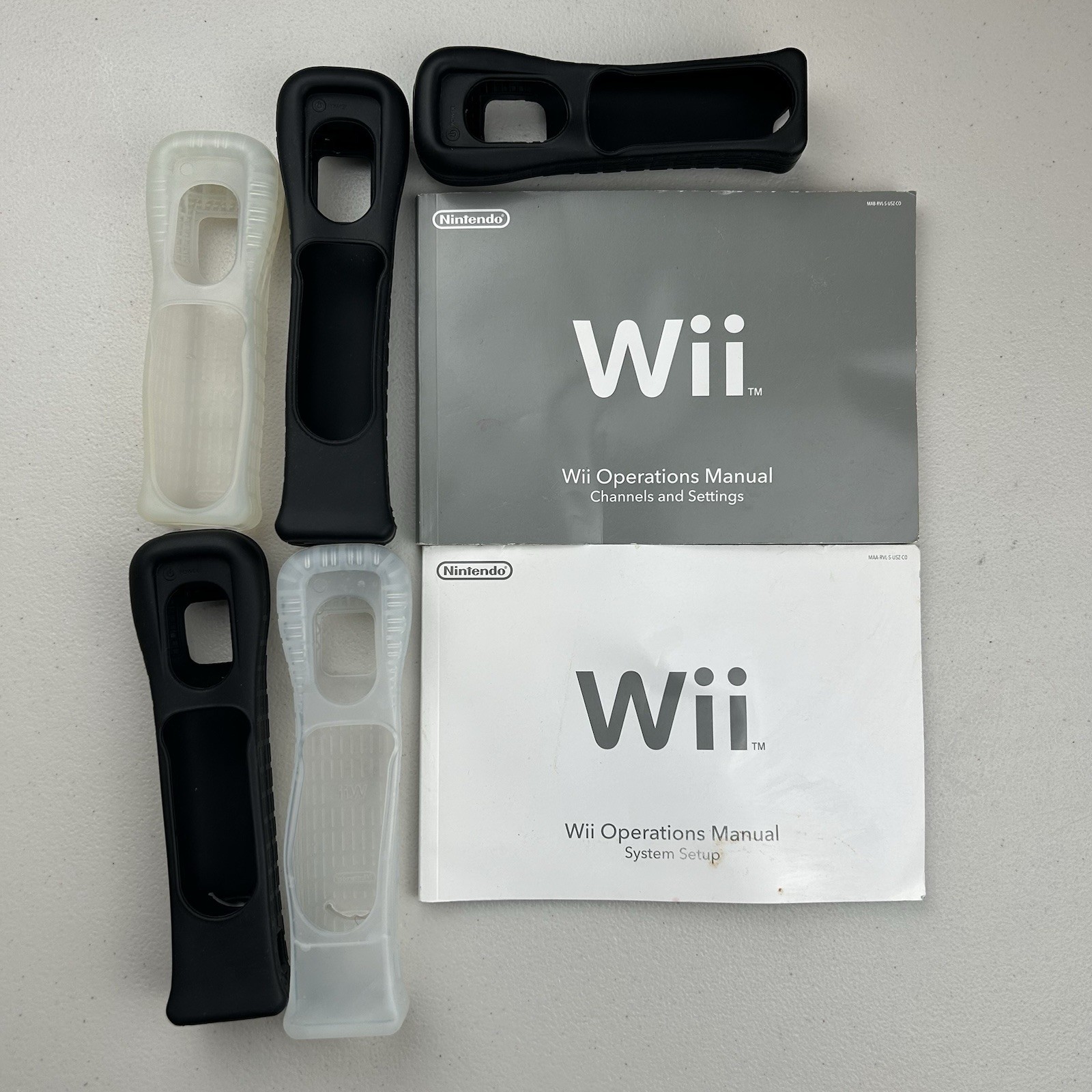 Nintendo Wii Bundle Controllers, Cases,Modern Warfare 3, Zapper Guns,Cables READ