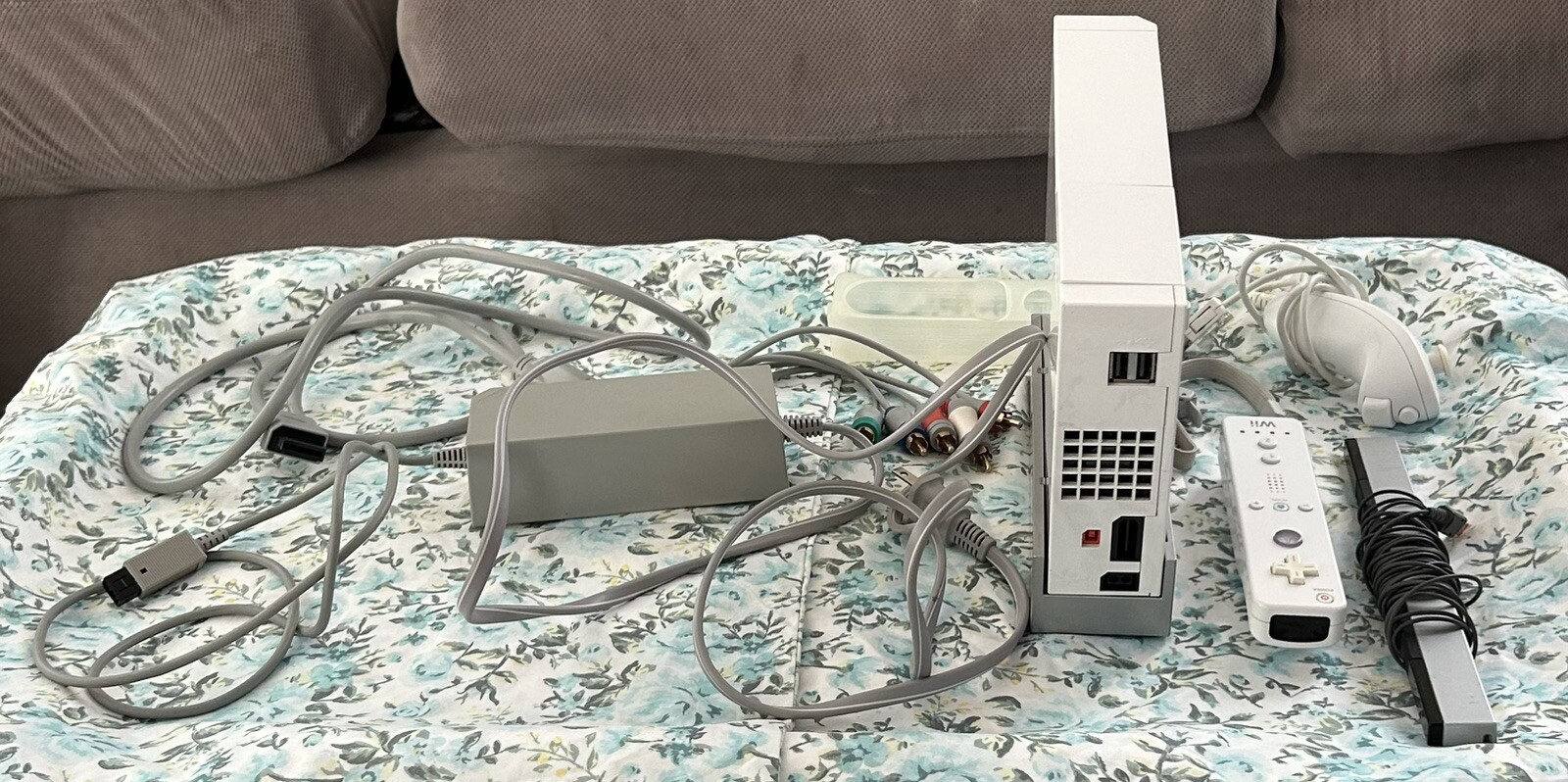 Nintendo Wii RVL-001 512 MB (USA) Home Console – White Bundle