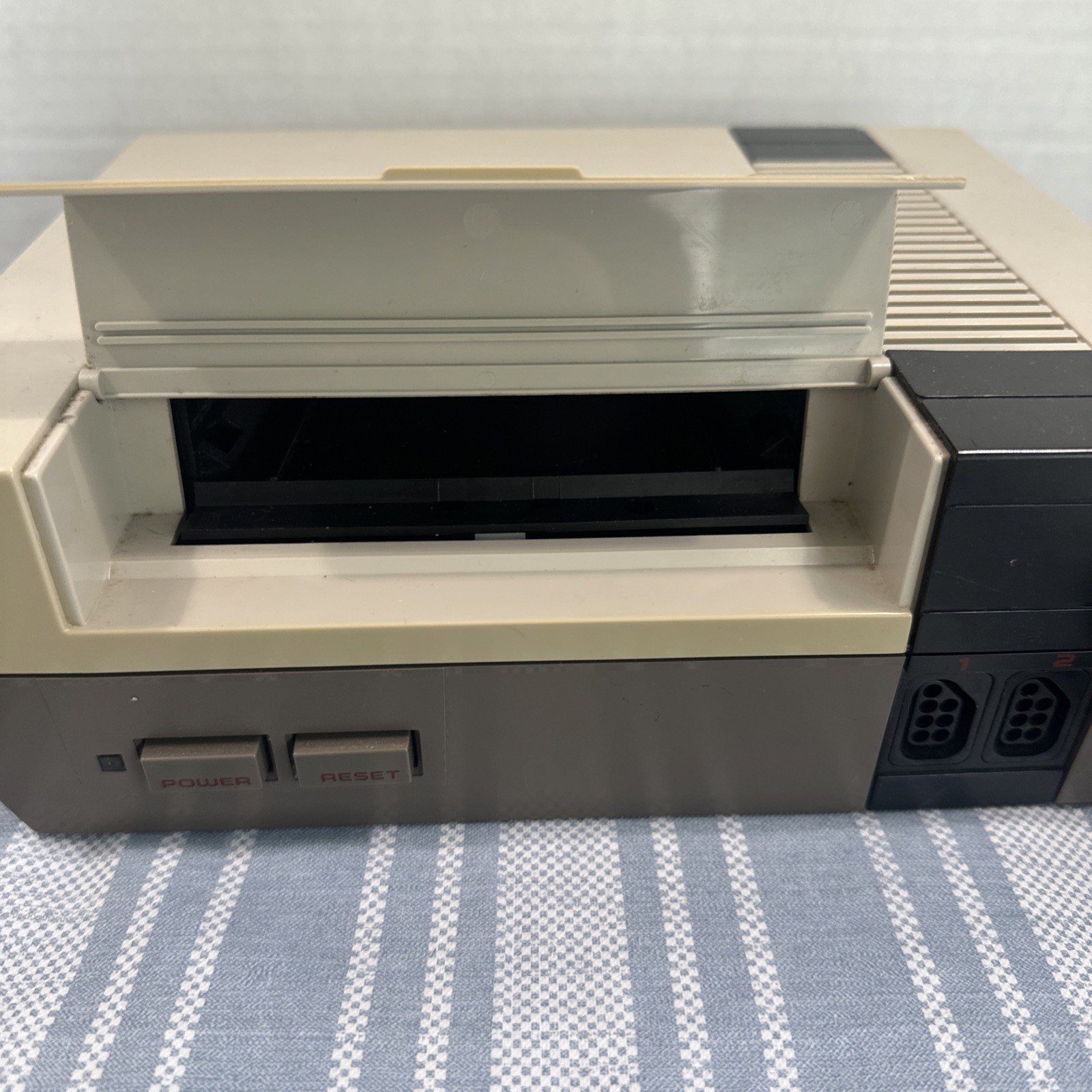 Nintendo Console NES-001 + 1 OEM Controller 3rd Party Power and RF Switch + Game