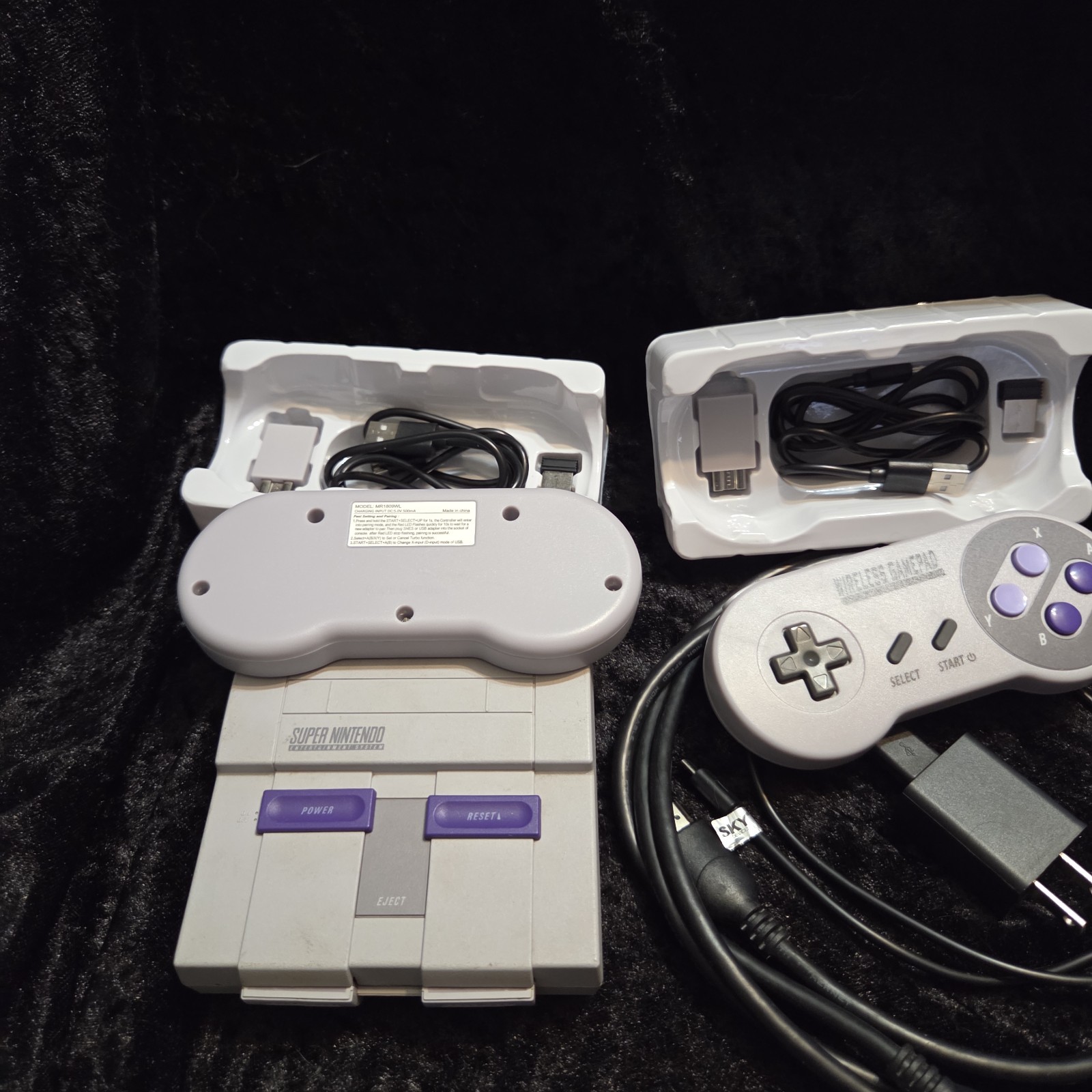 Super Nintendo SNES Mini Classic Console CLV-201 Cables 2- Cordless Controllers