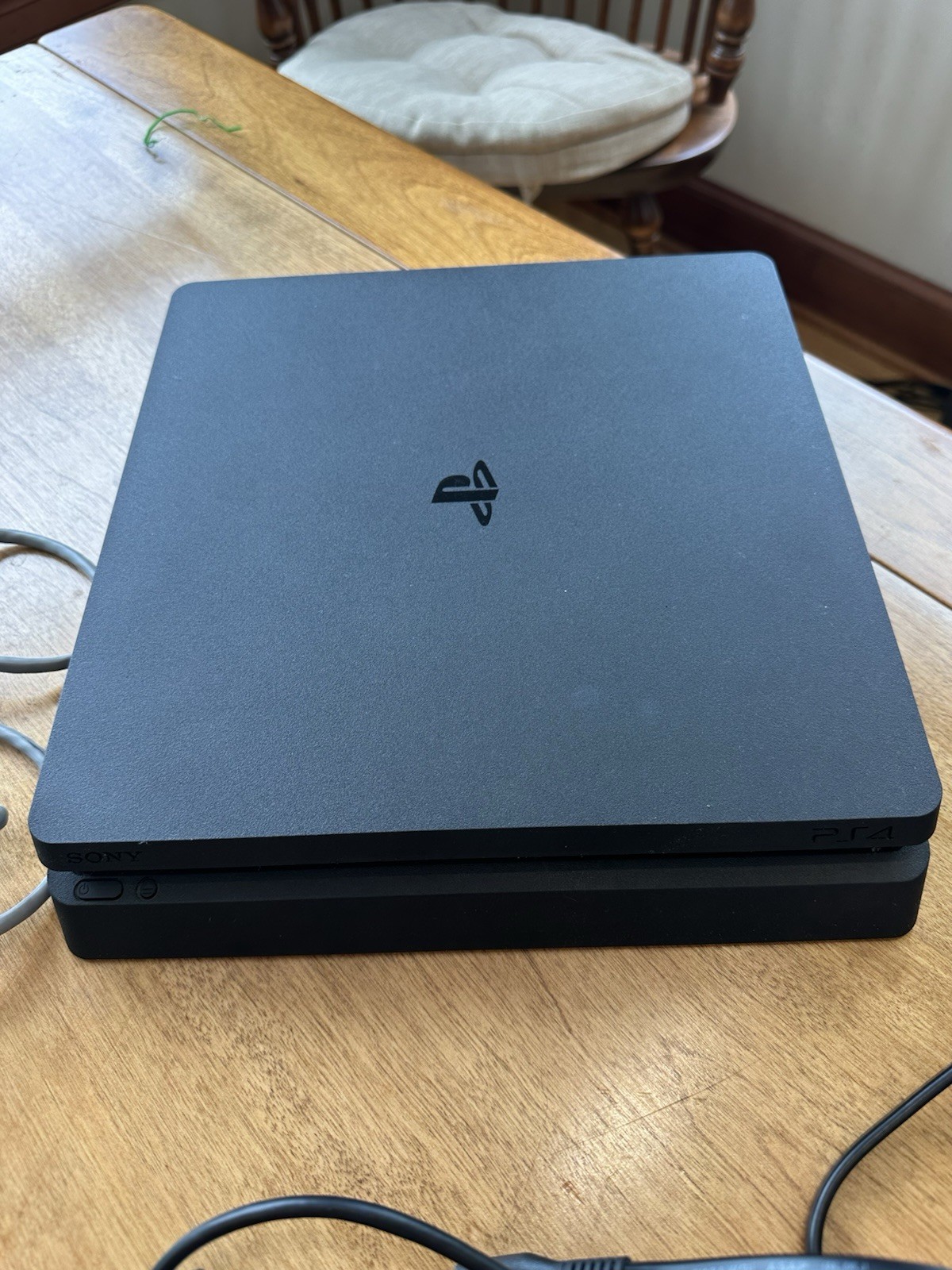 PS4 Slim 1Tb Console 2 Dual Shock Controllers 4 USB Hub Horizon Game WORKS GREAT