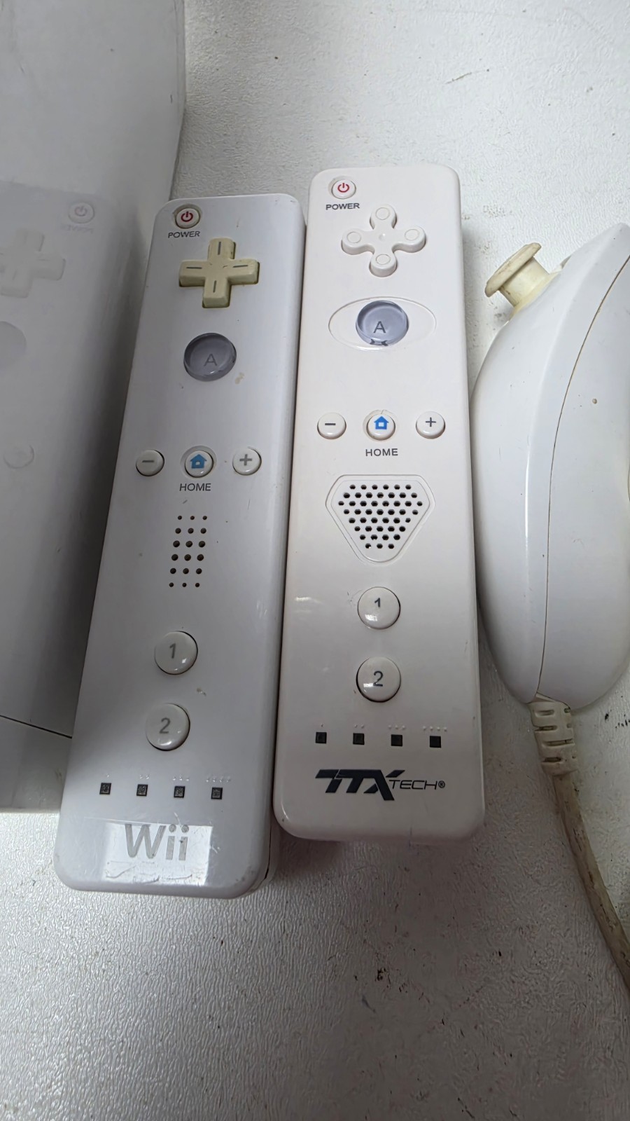 Nintendo Wii Console RVL-001 w/ 2 Controllers, Nunchucks & Cables