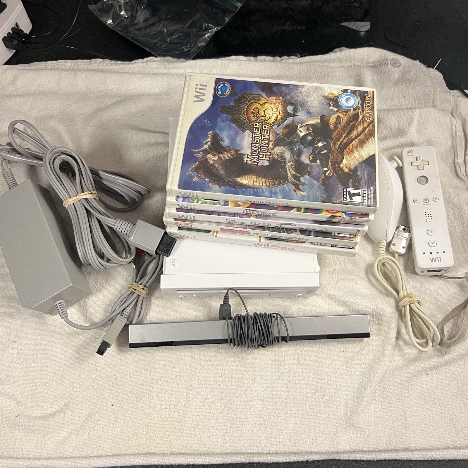 Nintendo Wii RVL-001 512 MB Home Console Bundle 5 Games