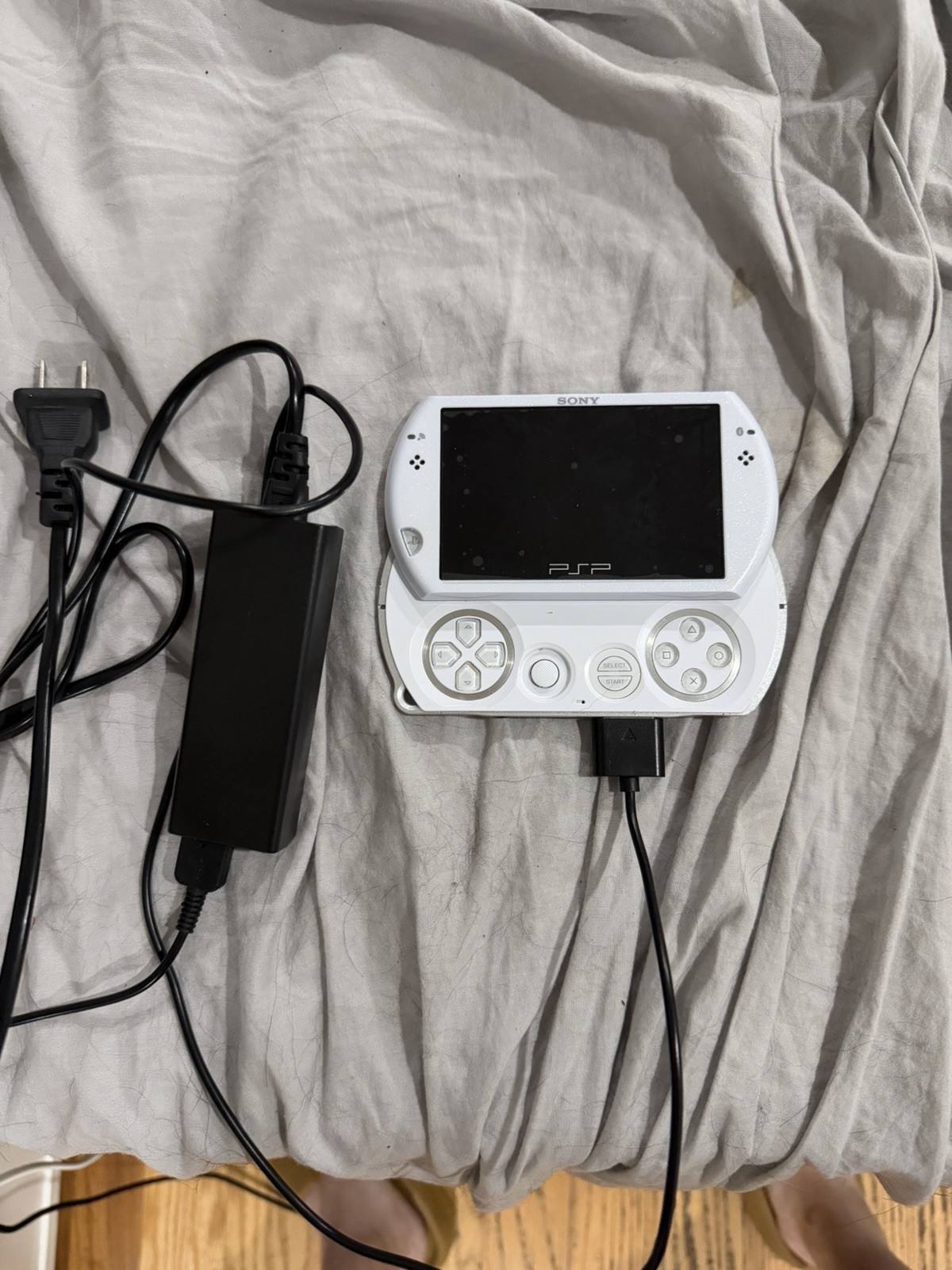 Sony PSP Go Handheld System Pearl White with Charger