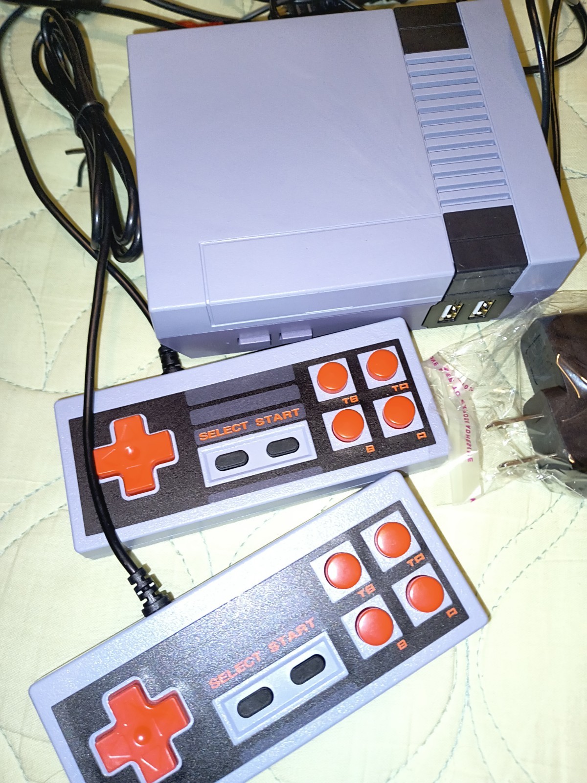 Small Nintendo Design Retro Gaming System With 620 Games and 2 Controllers