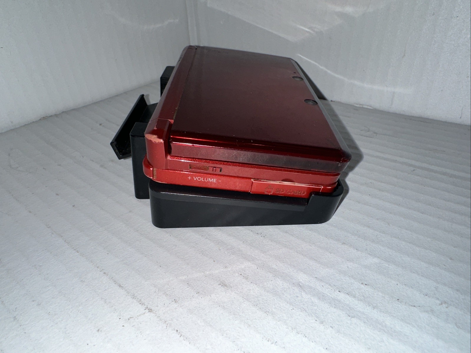 Flame Red Nintendo 3DS – CTR-S-USZ-C0, CTR-001 USA. Won’t power on.