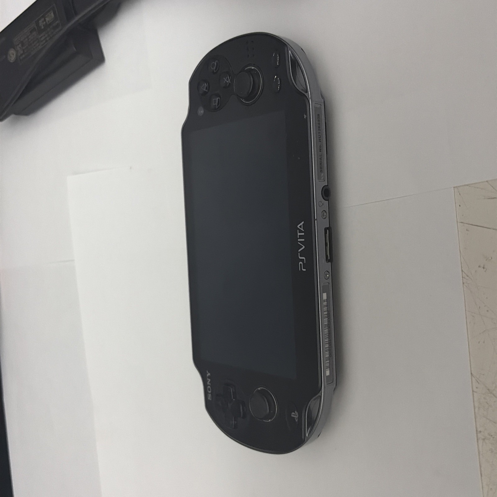 SONY PS VITA HANDHELD – PCH-1001