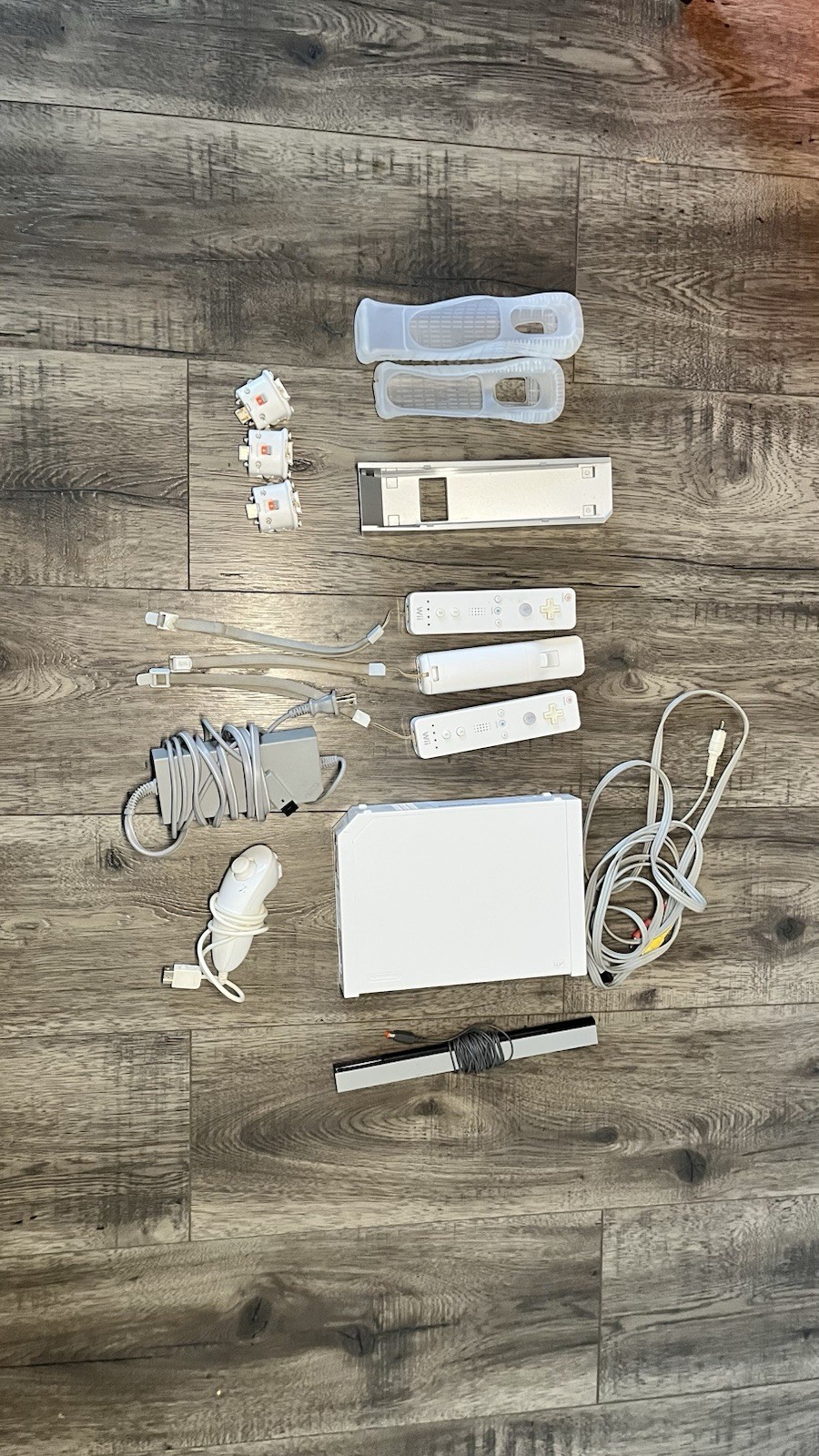 Nintendo Wii RVL-001 512 MB Home Console Wii Bundle Three Controllers
