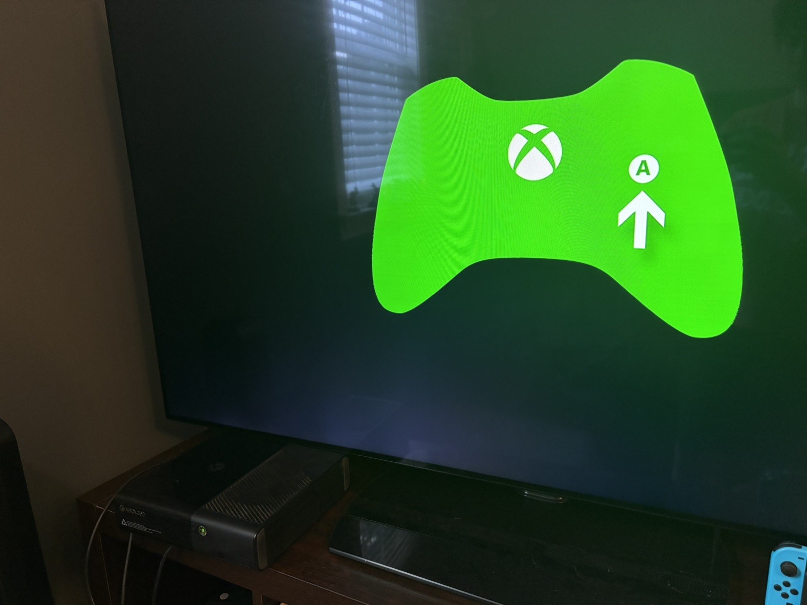 Xbox 360 Slim 250GB Console With power and Kinect Video + HDMI cord + 6 games