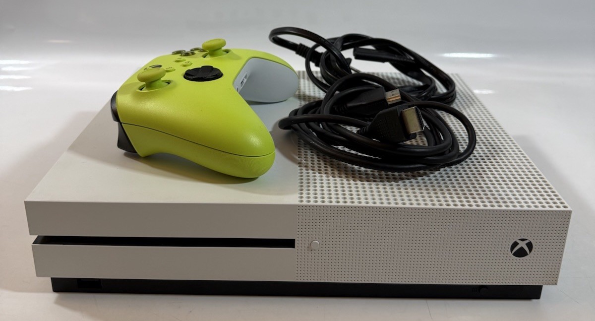 Microsoft Xbox One S Console 500GB 1681 + Controller + Cables