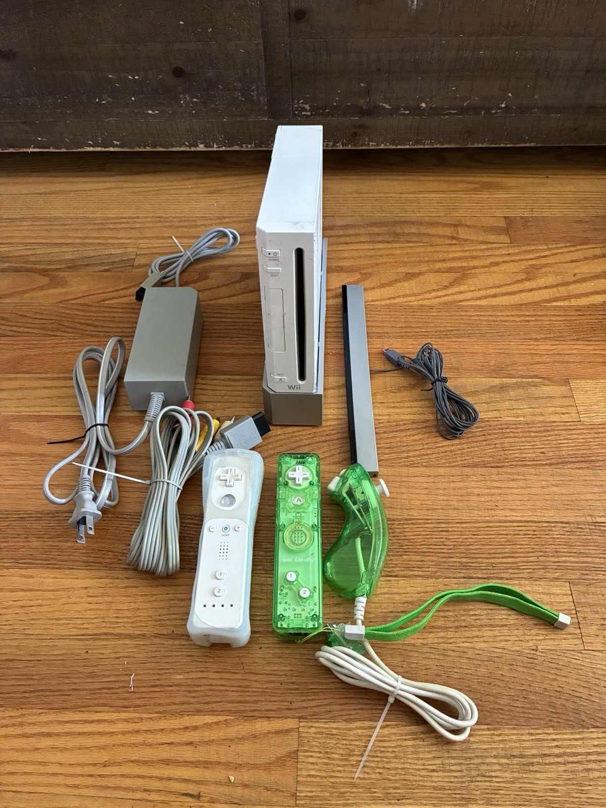 Nintendo Wii RVL-001 512 MB Home Console – Complete Bundle