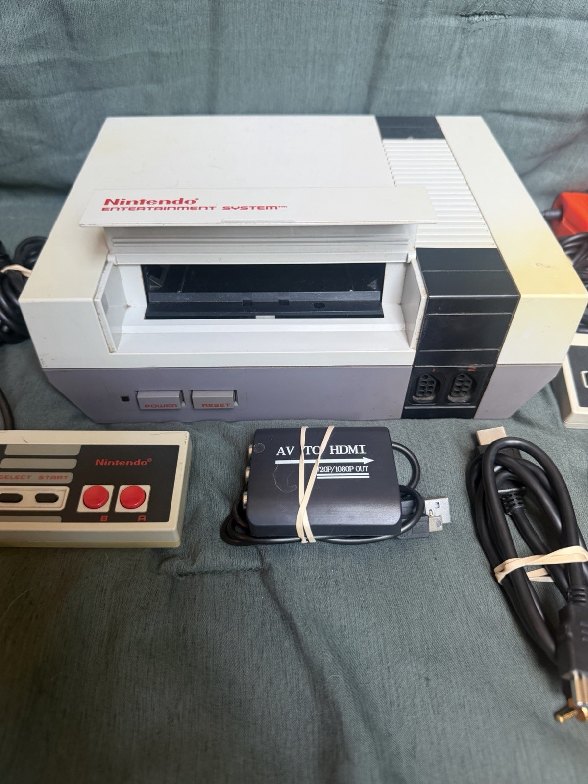 Nintendo NES Entertainment System Console Bundle w/ 2 Controllers & Zapper