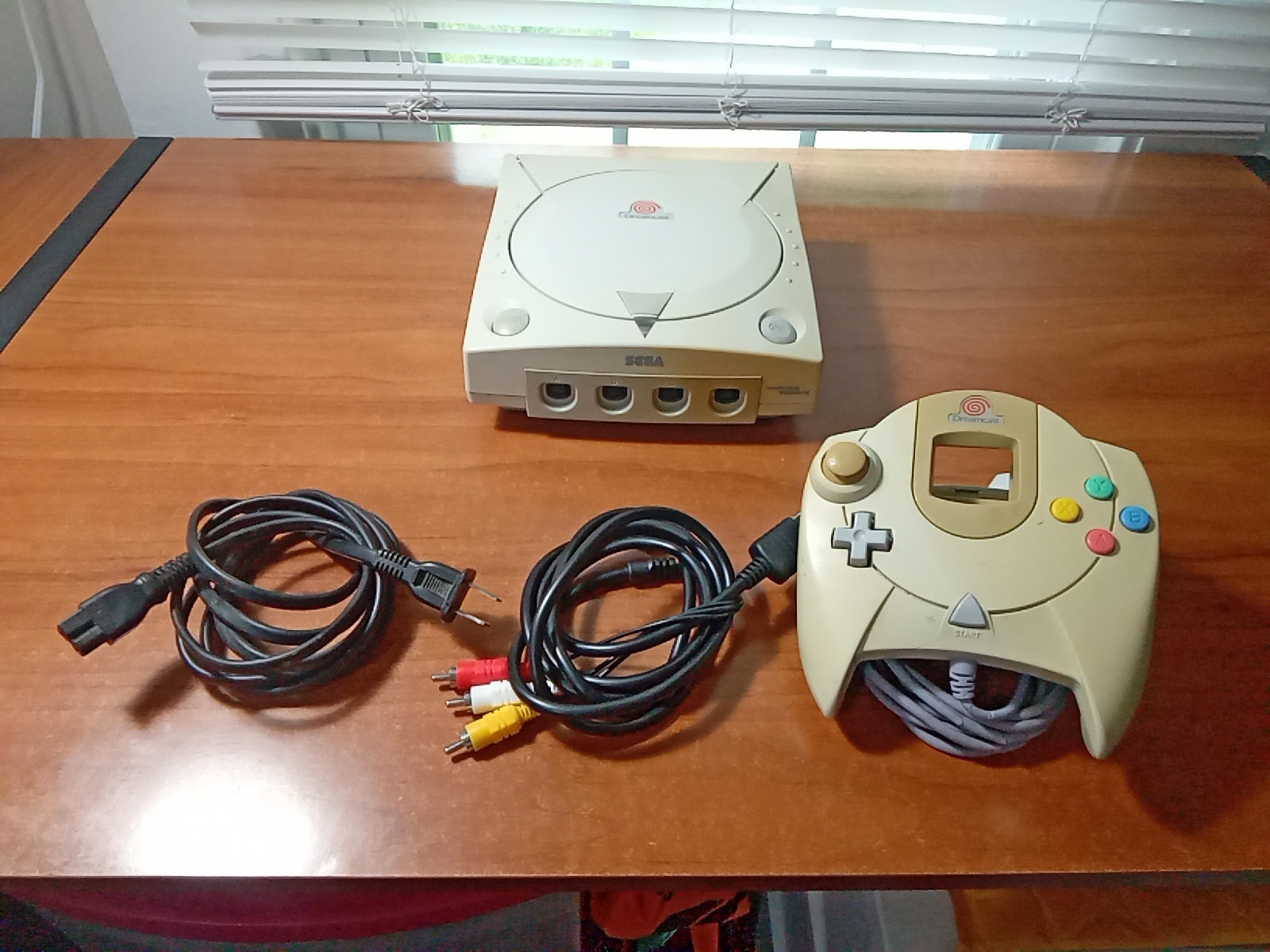 SEGA Dreamcast Console Bundle – White + Cables + Controller *TESTED*