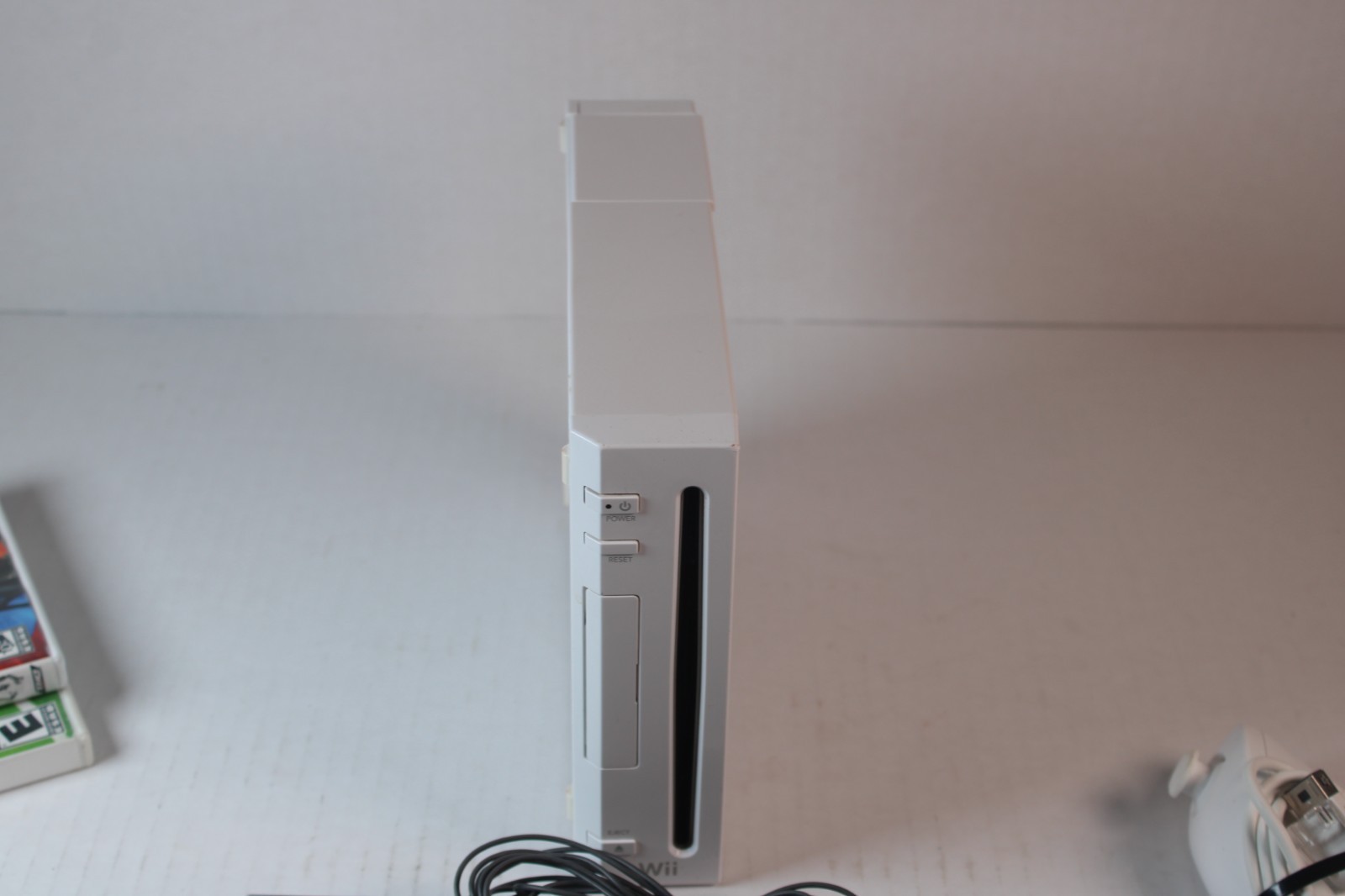 Nintendo Wii White Console RVL-001 W/ 1 OEM controller/chuk, Wheel, 2 games