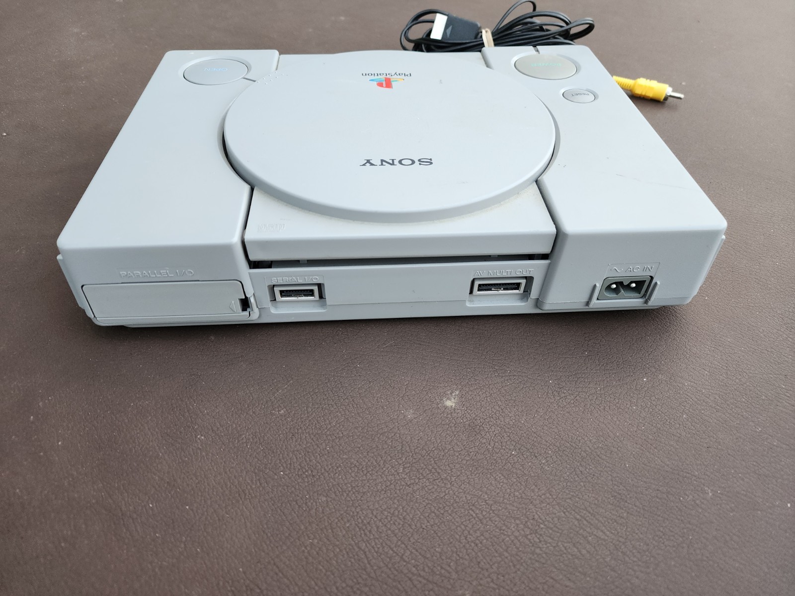 Sony PS1 SCPH-5501 console with hookups and controller