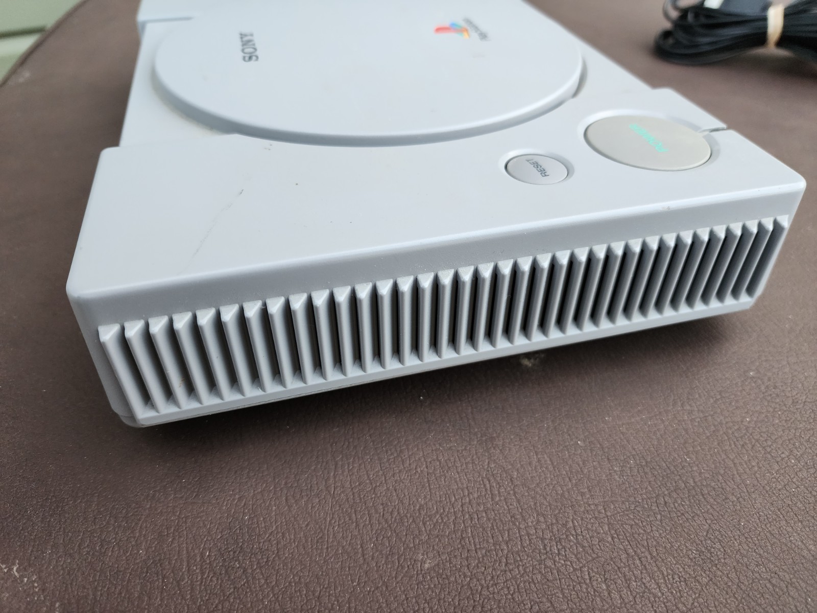 Sony PS1 SCPH-5501 console with hookups and controller