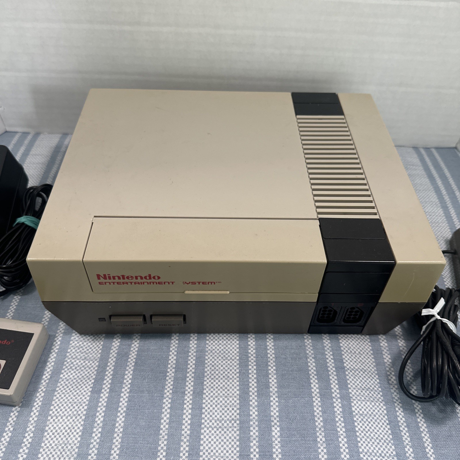 Nintendo Console NES-001 + 1 OEM Controller 3rd Party Power and RF Switch + Game