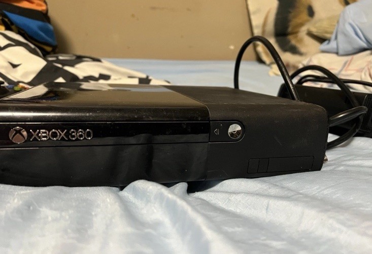 Microsoft Xbox 360 E 250GB Console Bundle 3 Controllers 10 Games COD, RDR