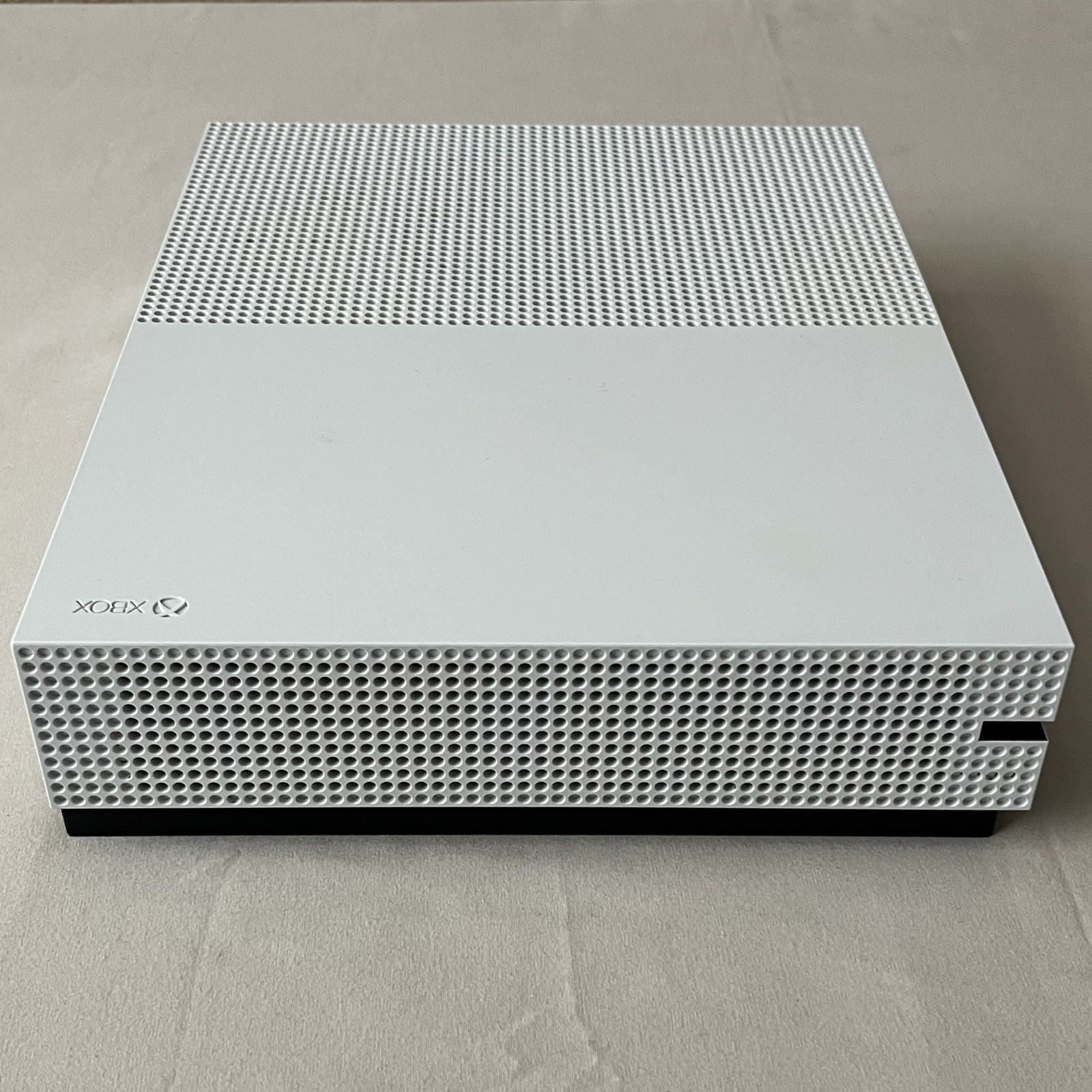 Microsoft Xbox One S Console Bundle 1TB White w/ Batt Pack Controller & 3 Games