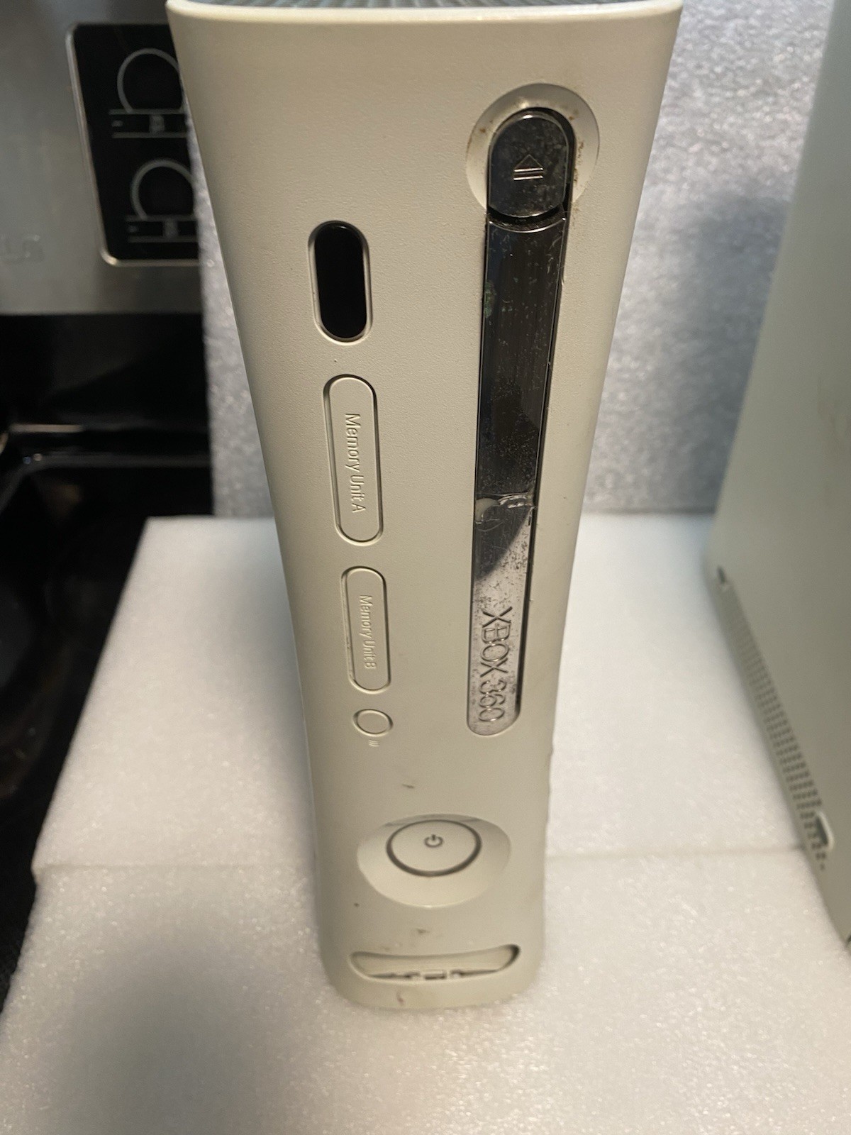2 Microsoft Xbox 360 White Console NTSC-U/C 2008 – Untested – As Is and Pictured
