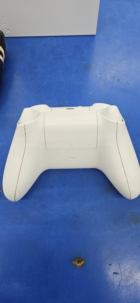 MICROSOFT XBOX SERIES S 1883-512GB WITH CONTROLLER AND CORDS (C26035389)