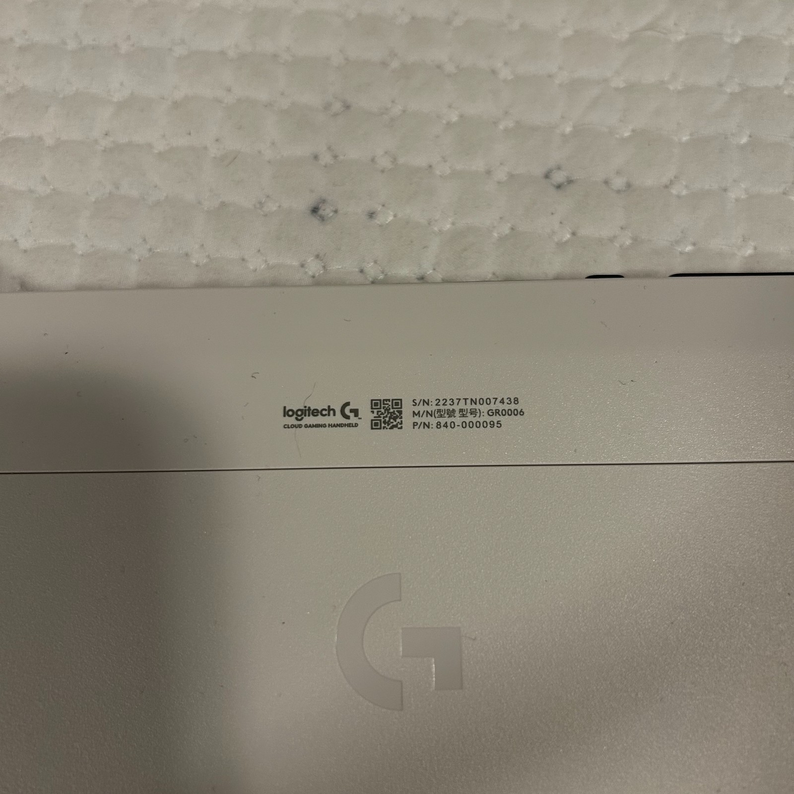 Logitech G CLOUD 64GB Handheld Console – White w/Case