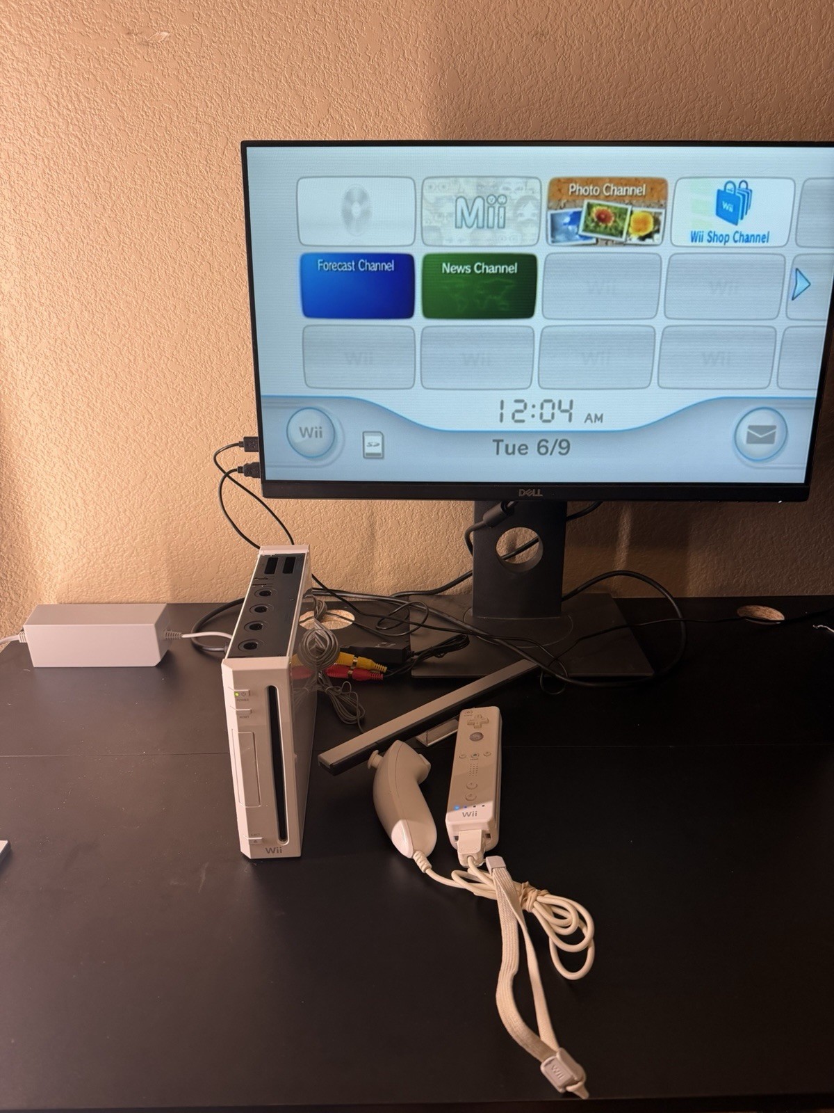 Nintendo Wii RVL-001 White Console Bundle w/ Wii Remote, Nunchuk, Cables