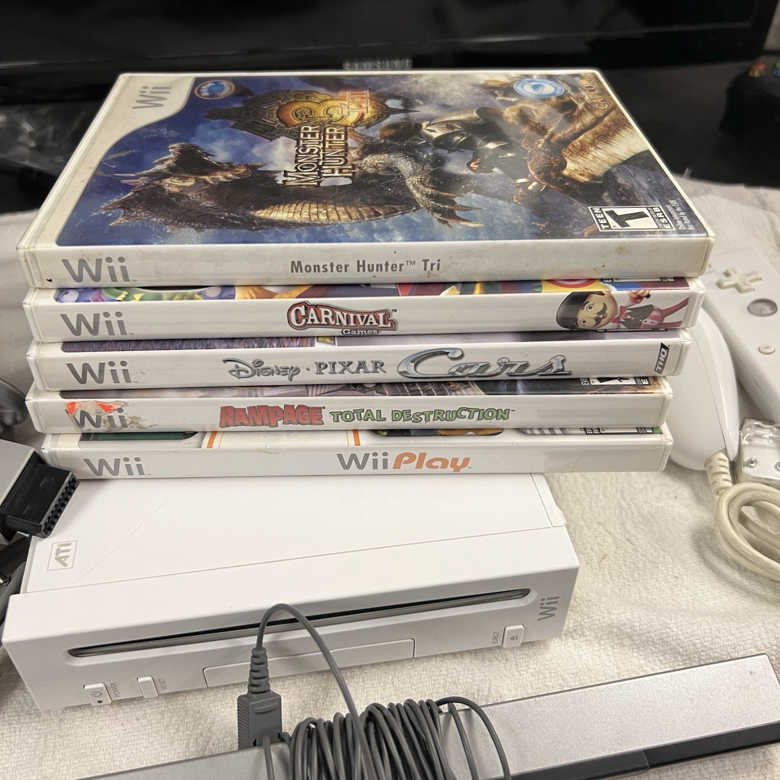 Nintendo Wii RVL-001 512 MB Home Console Bundle 5 Games