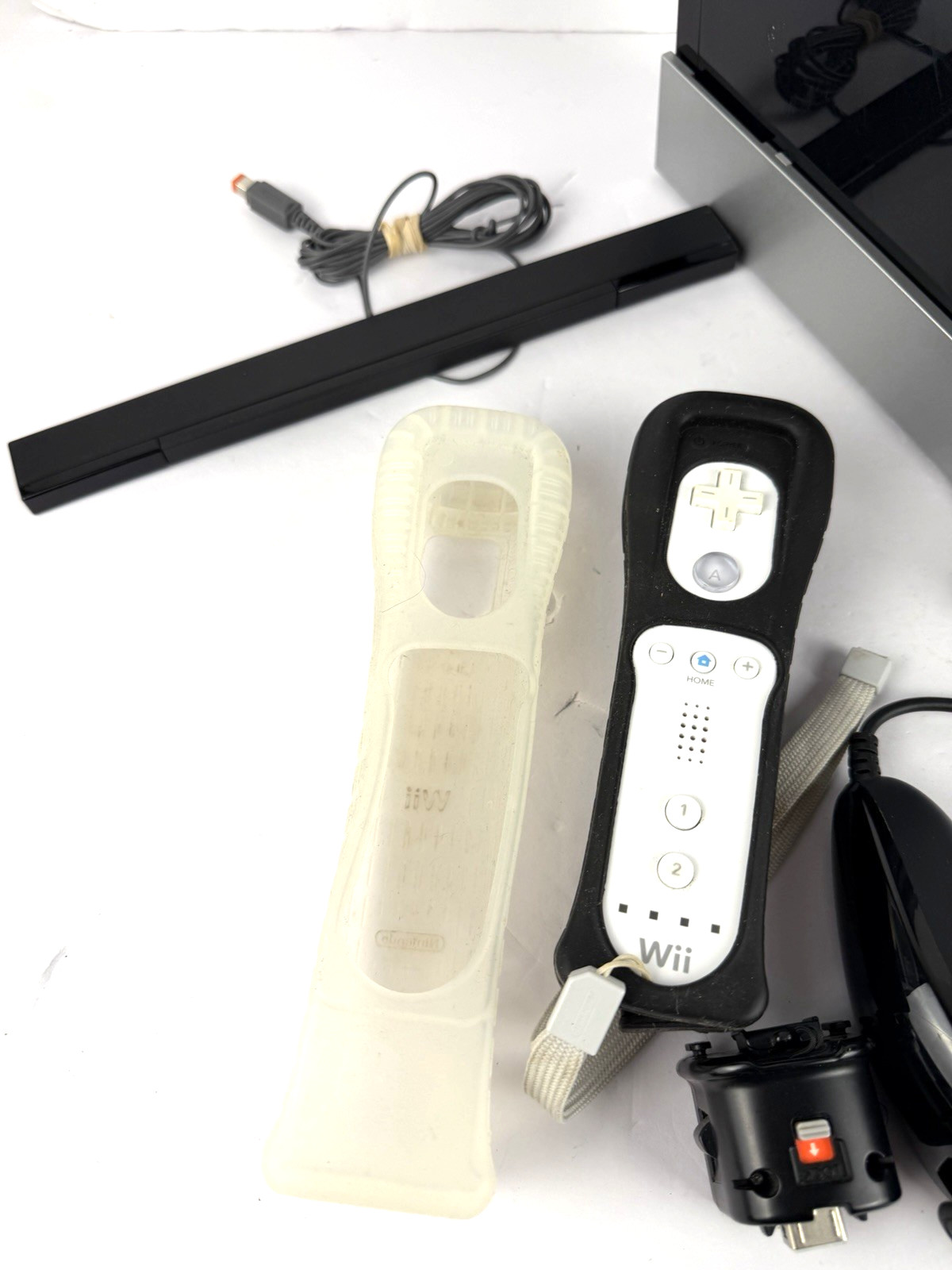 Nintendo Wii Black Console RVL-001 W/ 1 controller, 1 chuk, Gamecube Compatible