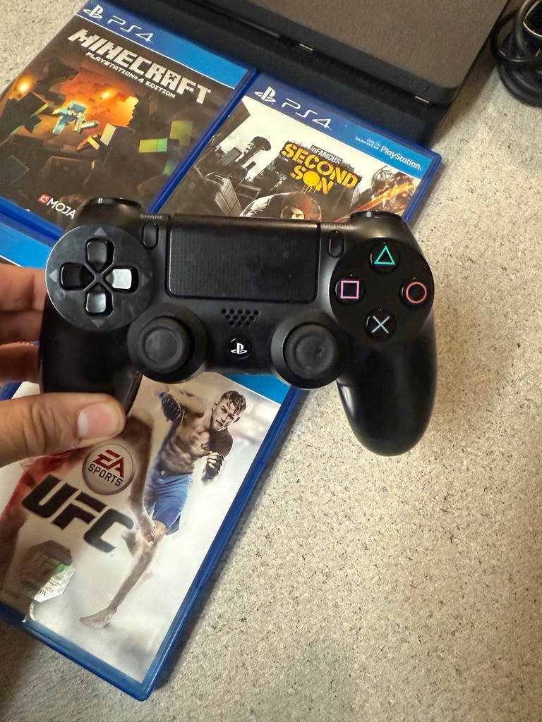 Sony PS4 Slim 1TB Console Bundle (8 Games, 1 Controller) TESTED & WORKS. CLEAN