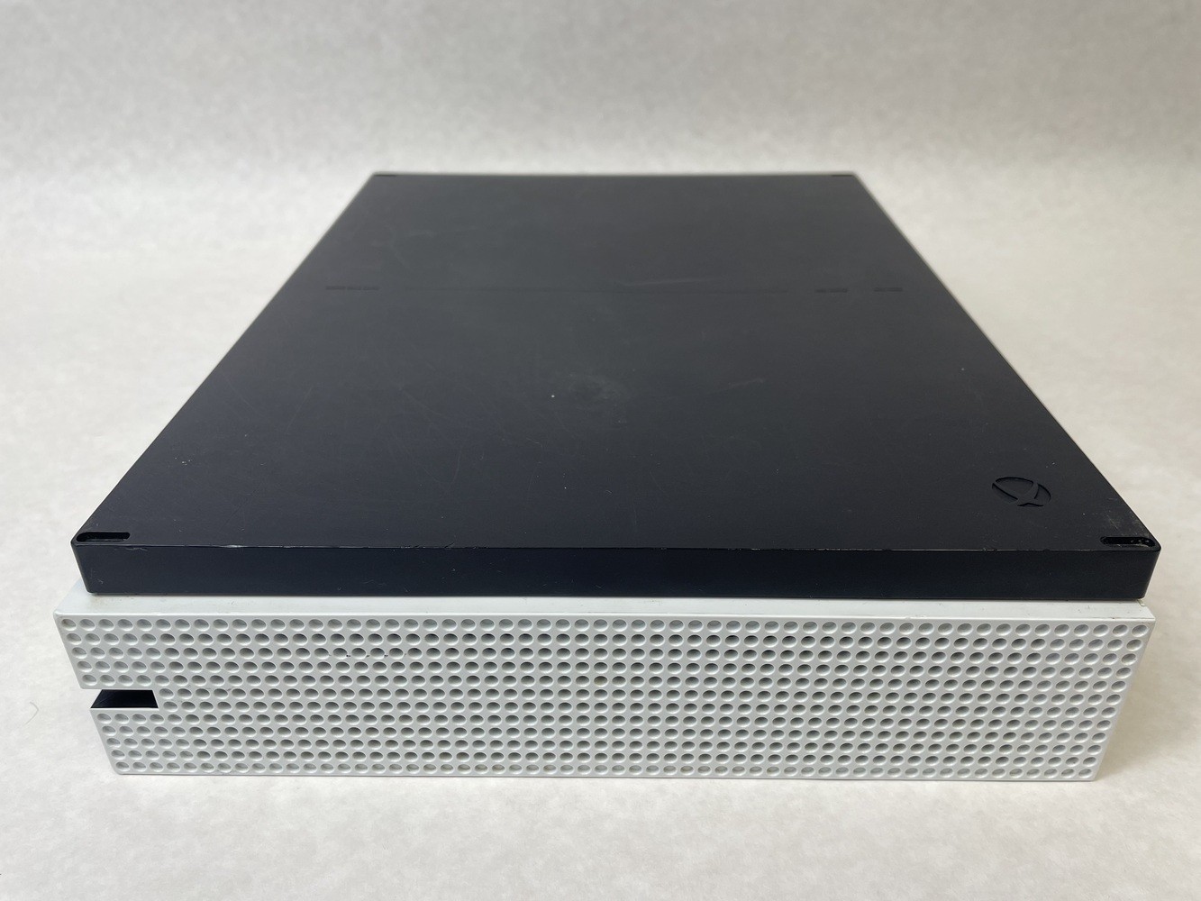 Microsoft Xbox One S (FOR PARTS ONLY – POWER BUTTON UNRESPONSIVE)