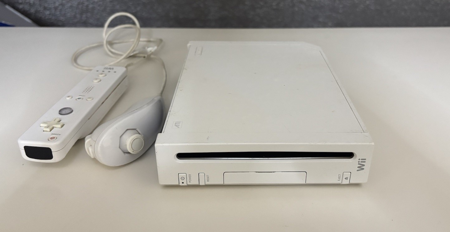 Nintendo Wii White Console no cords Remote & Nunchuk Bundle untested unknown