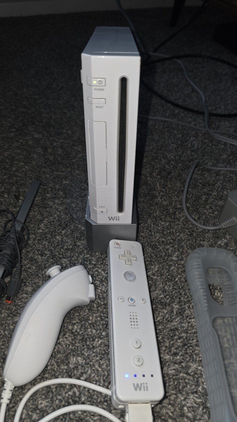 Nintendo Wii RVL-001 White Console Bundle with Controller Nunchuck Cords