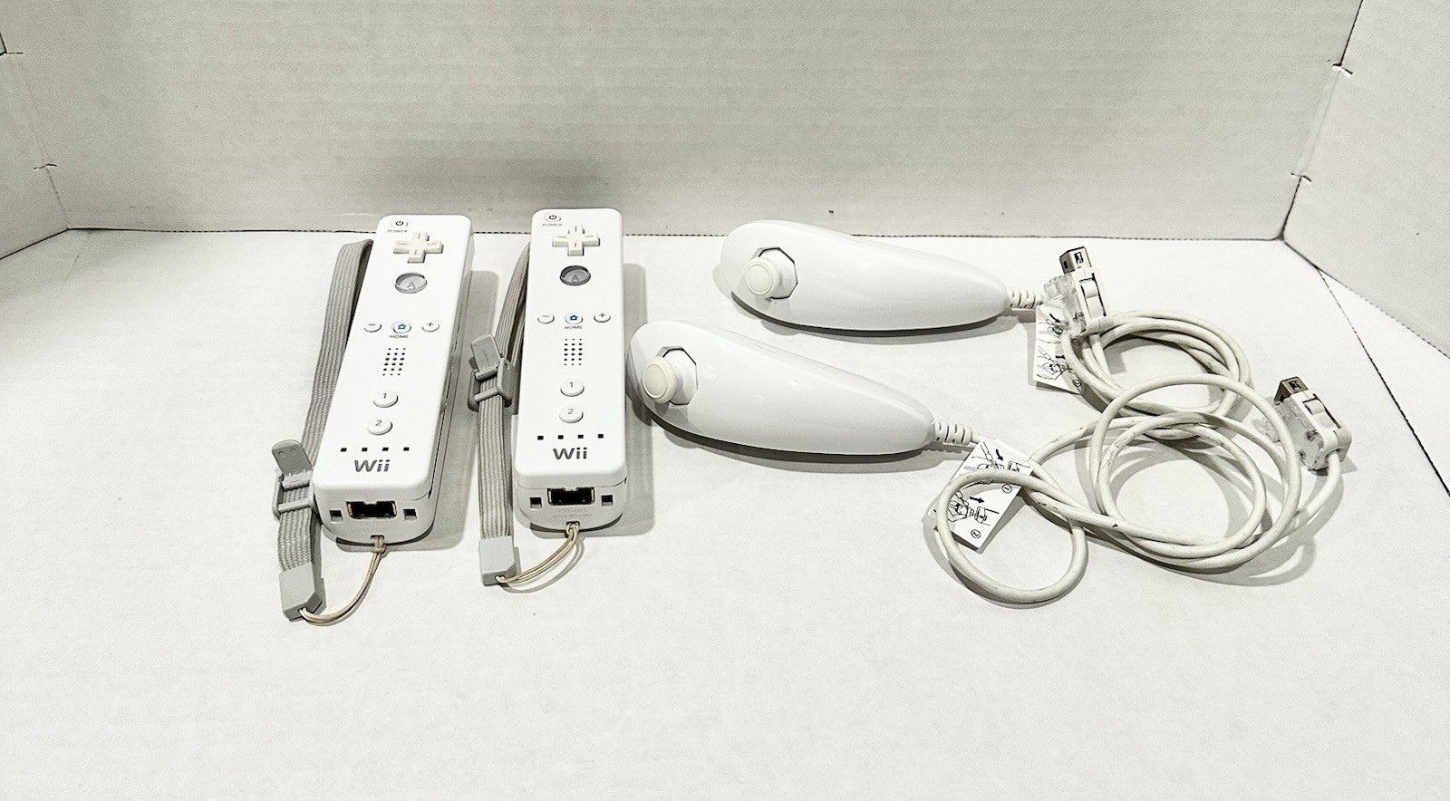 Nintendo Wii RVL-001 Console Bundle GameCube Compatible 2 Remotes 3 Games Tested