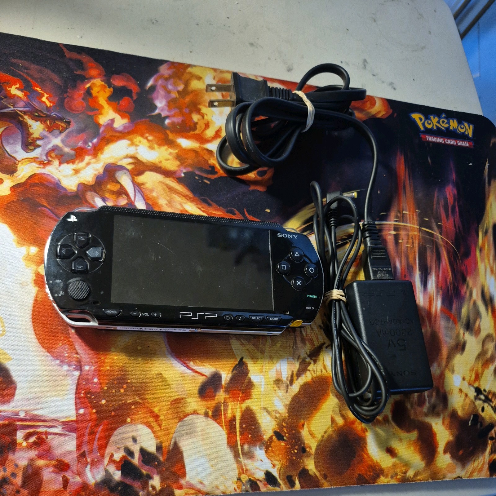 Sony PSP-1001 Black Handheld Console W Charger PSP-1001 and 1 GAME included
