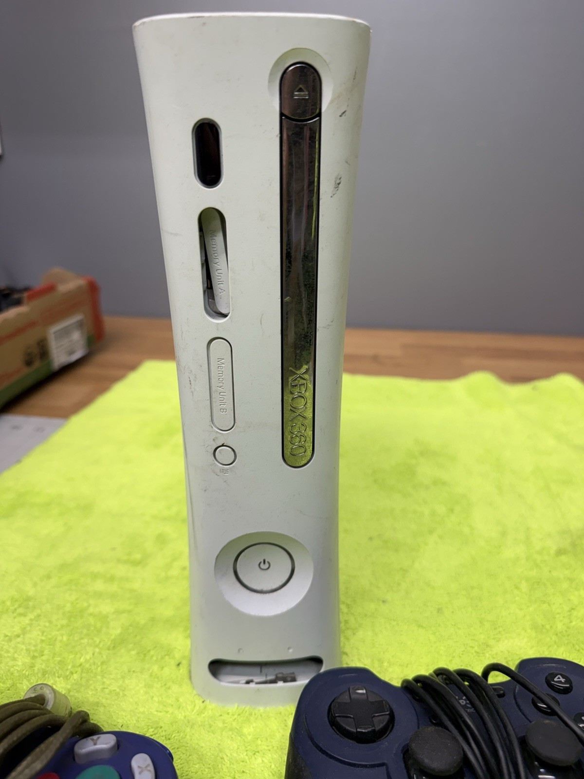 Xbox 360 Console White Unknown if still works See DESCRIPTION Pics 2 Controllers