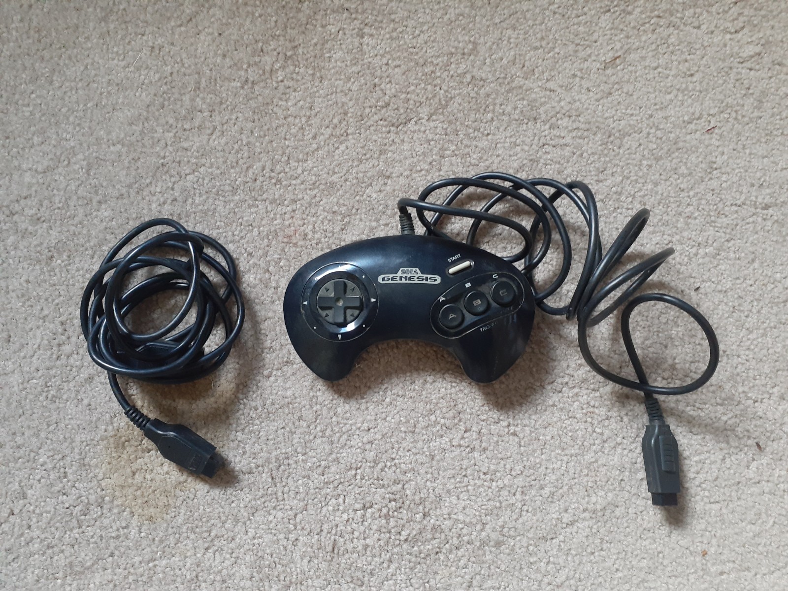 Complete Sega Genesis 16 bit video entertainment system with extra controller