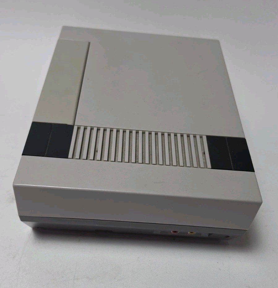Nintendo NES Console NES-001 Bundle With 3 Games, Controller, Wires